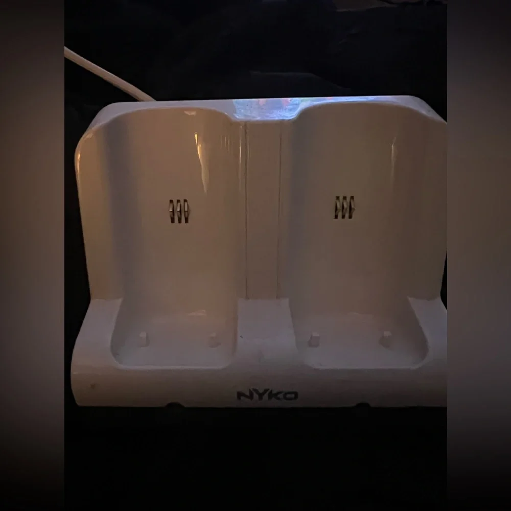 Nyko Charge Station Dock 87000 For Nintendo Wii. Pre-Owned. White. EUC.